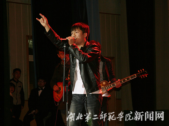 1.乐队献唱.jpg
