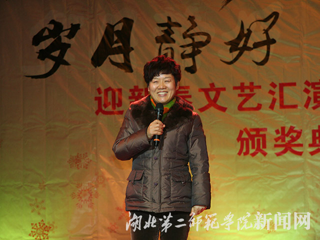 2.文学院院长盛银花致词.jpg