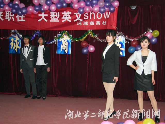 2.职业装T台秀.jpg
