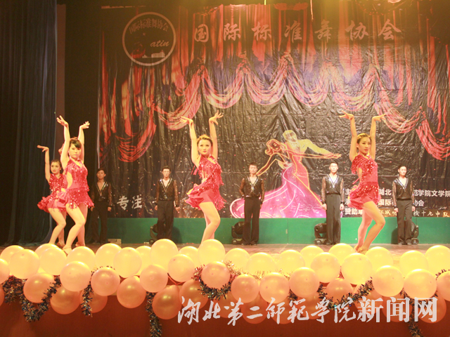 1.开场舞表演.jpg