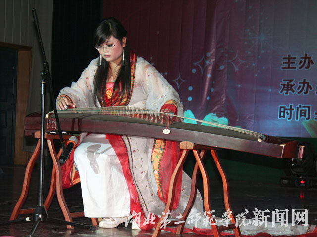 6.古筝独献.jpg
