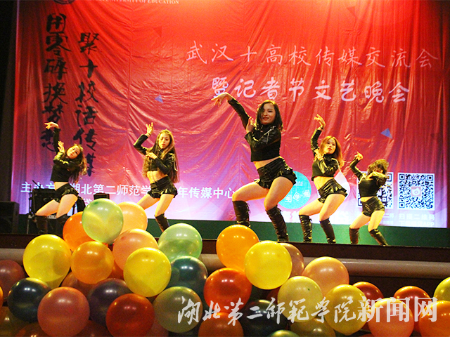 1.他她街舞协会开场舞表演.jpg