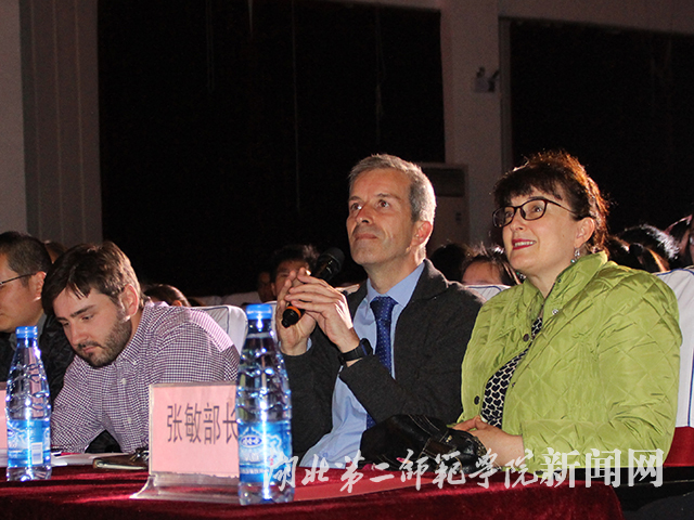 2.外教评委点评选手的演讲.jpg