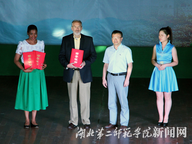6.夏力副校长为最受欢迎外籍老师颁奖.jpg