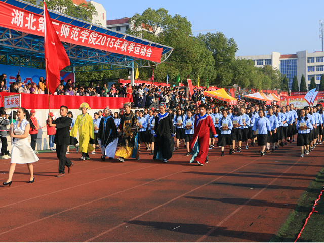 文学院方阵 叶荣雪摄.jpg