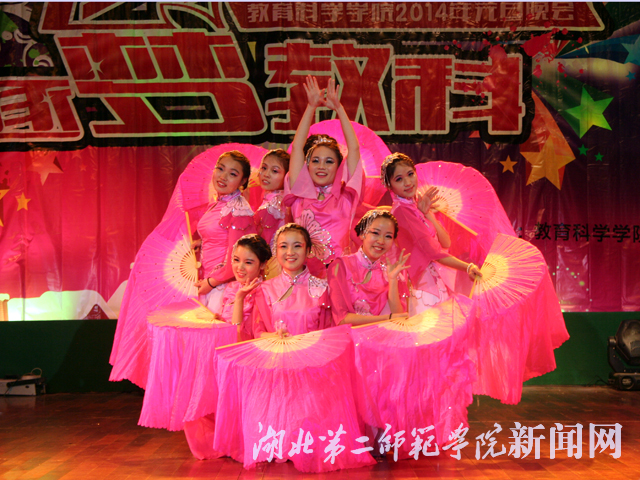2.舞蹈《扇舞春风》.jpg