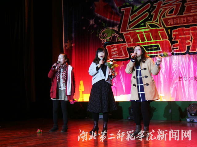 5.老师合唱歌曲《红豆》.jpg