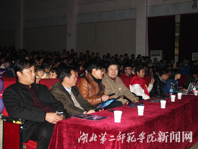 2 领导出席晚会.JPG