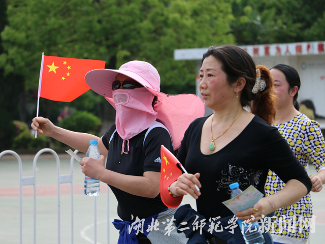 8.长期爱好徒步教职员工显英姿.jpg