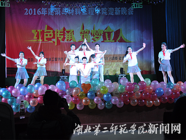 4.学生集体舞表演.jpg