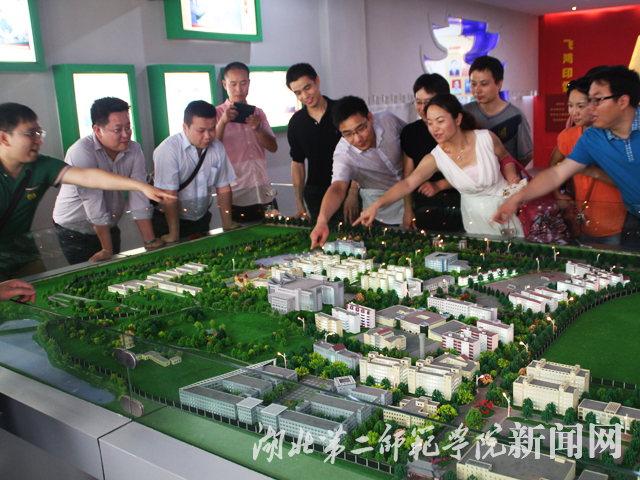 6.校友共忆青春岁月.jpg