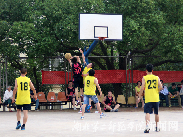 9.毕业校友与在校学弟进行友谊赛.jpg