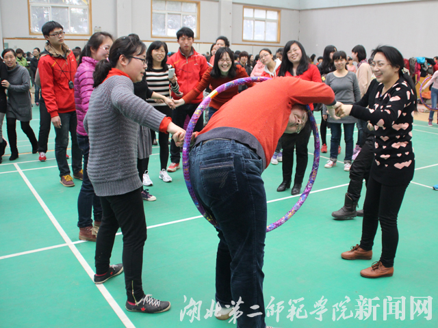 7.呼啦圈钻圈集体赛，队友众志成城.jpg