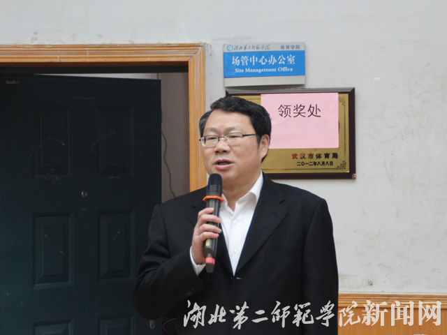 2.校长胡仲军向全校女职工表达了的节日问候.jpg