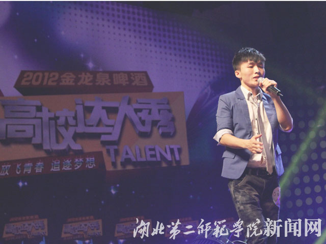 10 选手深情演唱.jpg