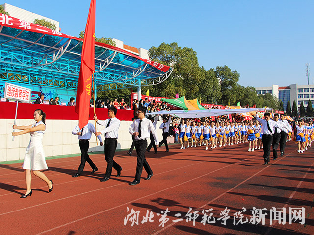 11.继续教育学院入场.jpg