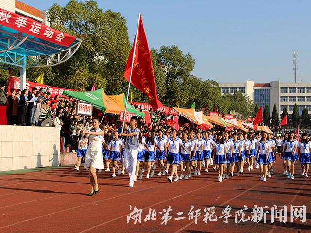 6.经济与管理学院入场.jpg