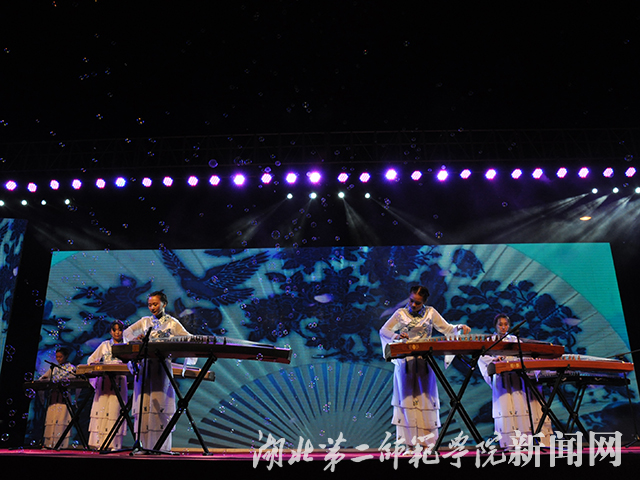 5.艺术学院 古筝重奏《青花瓷》.jpg
