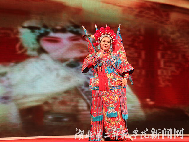 3.艺术学院钟灵芝表演京剧《说唱脸谱》.jpg