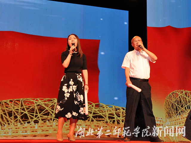 14.黄颂副校长和高琳老师合唱.jpg
