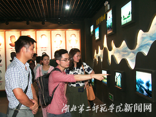 7.校友参观校史馆，回忆母校点滴.jpg