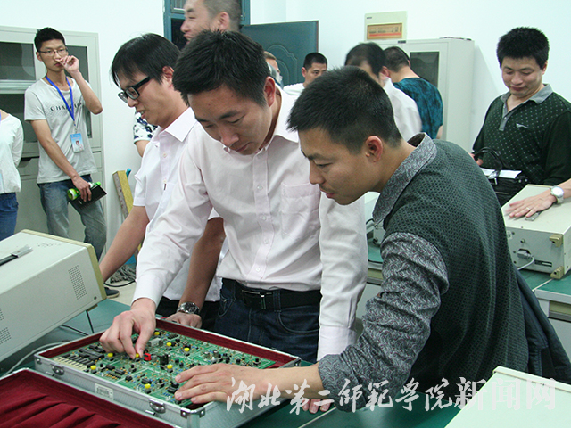 9.校友参观实验室.jpg
