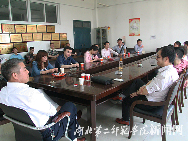 10.师生回顾青春畅谈会.jpg