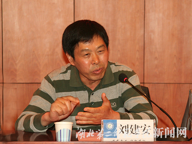 3.校友会会长刘建安致辞校友表示欢迎.jpg