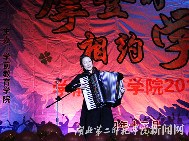 7.李菊香老师手风琴独奏.JPG