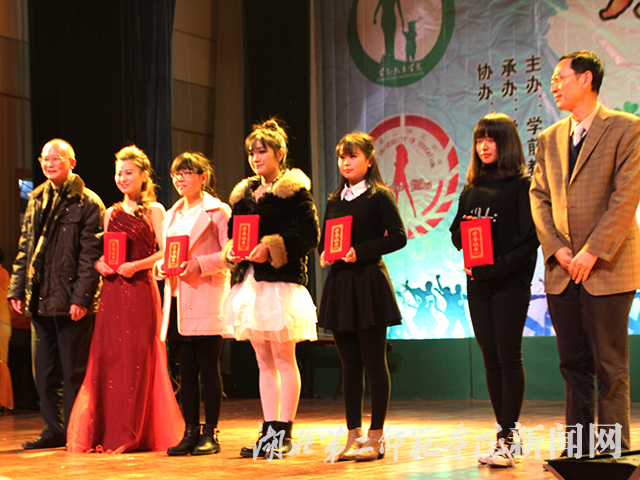 4.领导为学生颁奖.JPG