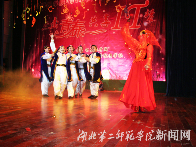 3.老师表演舞蹈《掀起你的盖头来》.JPG