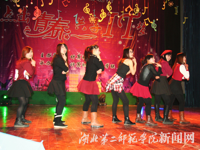 8.现代舞《tell me teel me》.JPG