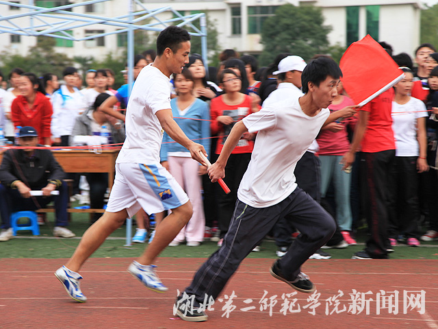 5 接力的紧张瞬间.jpg