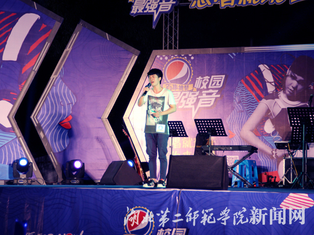 2.倾情演唱“从前慢”.jpg
