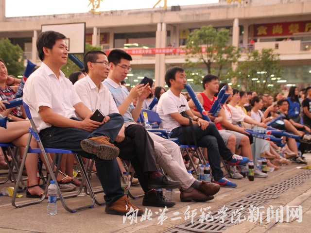 4.学工部领导观看晚会.jpg