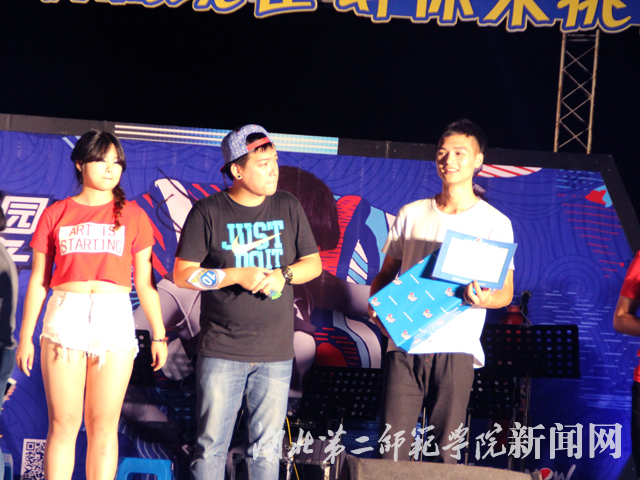 8.12号选手王明朗获人气奖.jpg