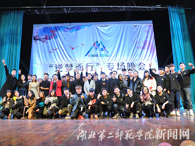 11.全体合影.jpg