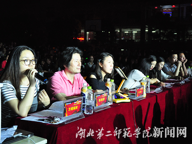 8.评委老师点评比赛.jpg