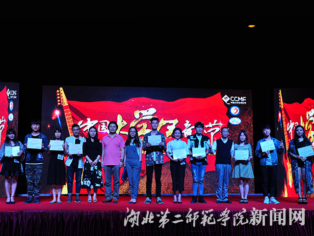 9.十大歌手与颁奖老师合影.jpg
