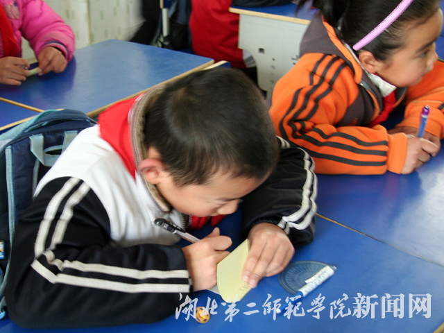 学生填写心愿便利贴.jpg