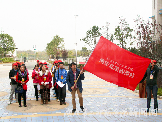 志愿者们准备进校.jpg