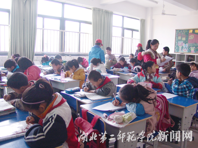 学生们认真填写志愿知识调查问卷.jpg