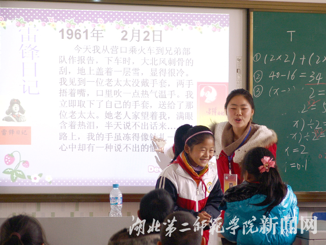 学生们表演“雷锋故事”.jpg