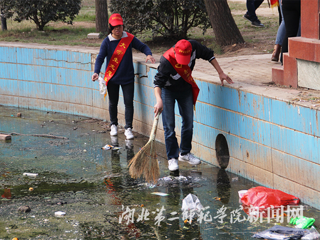 3.清理池中垃圾.jpg