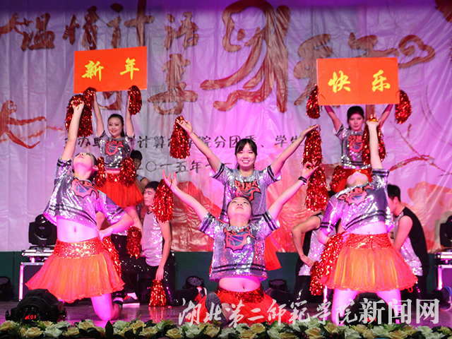 4.辅导员啦啦操.jpg