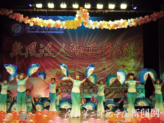 4 扇子舞《青花瓷》清新淡雅.jpg