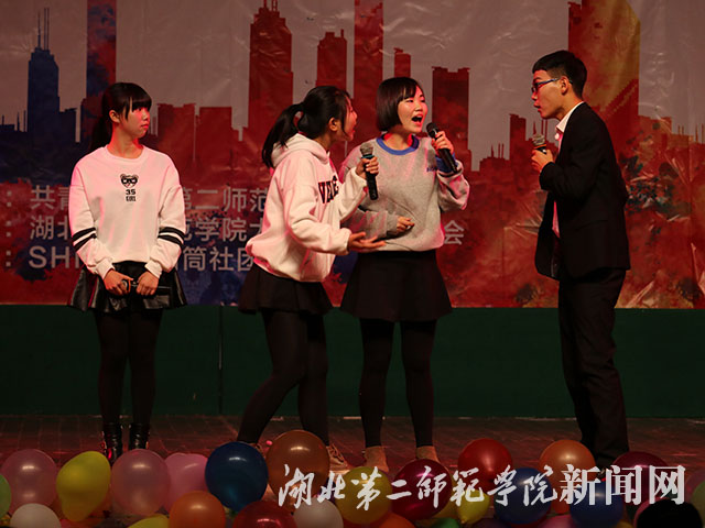 8.师笑缘相声表演.JPG