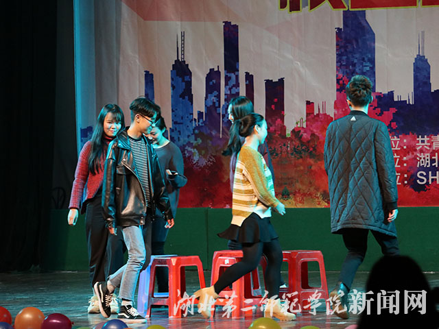 7.插曲抢凳子游戏.JPG