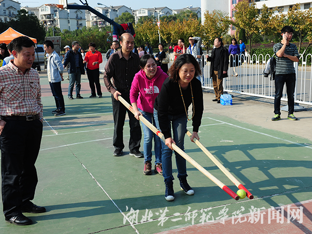 7.巨型筷子夹球.jpg
