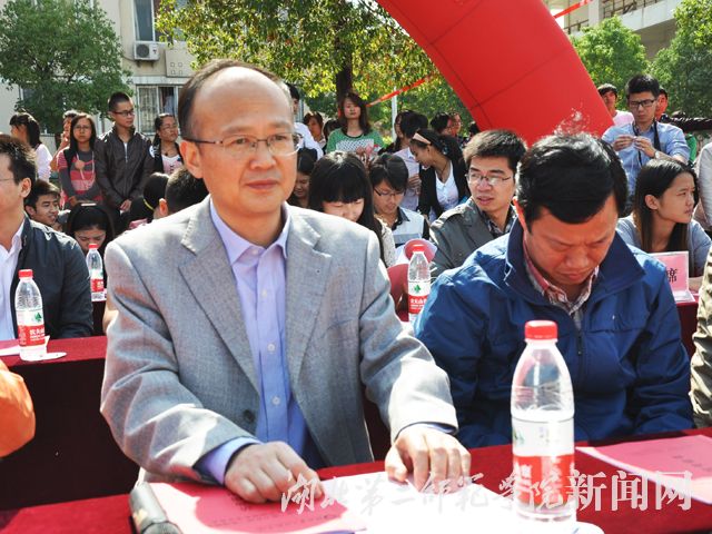 1.党委常委副校长黄颂出席会议.jpg